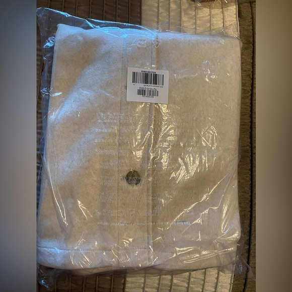 NEW - Old Navy Soft-Brushed Wool Shacket for Women. Color: Oatmeal Heather - Picture 4 of 5